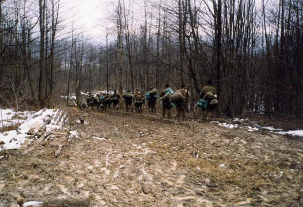 Уникальное фото — пехота идет на встречу со спецназовцами. Через несколько минут они услышат бой