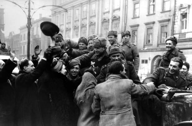 Жители Кракова приветствуют советских воинов-освободителей, 1945 год© ТАСС