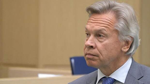 Председатель комиссии Совета Федерации РФ по информационной политике Алексей Пушков перед заседанием Совета Федерации РФ. 22 мая 2019 Председатель комиссии Совета Федерации РФ по информационной политике Алексей Пушков перед заседанием Совета Федерации РФ. 22 мая 2019