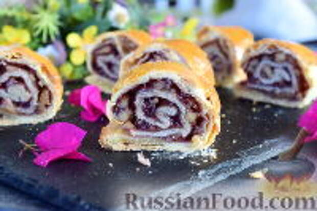 Фото к рецепту: Ретеш (венгерский рулет с грецкими орехами)