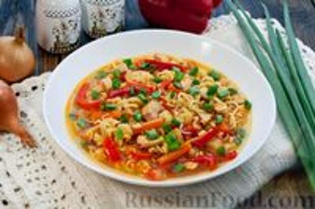 Фото к рецепту: Куриный суп с лапшой быстрого приготовления и овощами