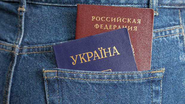 Российский и украинский паспорта. Архивное фото Российский и украинский паспорта. Архивное фото