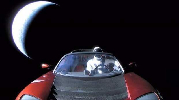 Последняя фотография манекена по кличке Стармэн (Starman), отправленного на орбиту Марса и к поясу астероидов. Как видите, необычный посланник попал в космос на личном электромобиле Илона Маска. интересное, интересные снимки, снимки