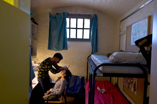 Нидерланды размещают мигрантов в тюрьмах