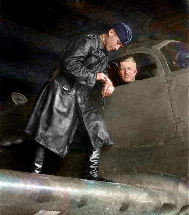 60. Капитан Александр Пронин и майор Сергей Бухтеев (в кабине) перед вылетом, 1943 год время, россия, фотография, цвет