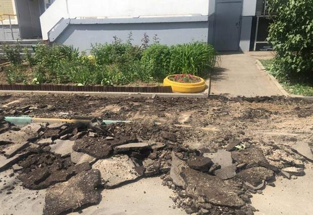Во дворе на Челобитьевском начали снимать старый асфальт Фото предоставлено управой