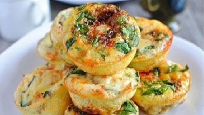 Меню легкого ужина: маленькие сырно-творожные запеканки с овощами