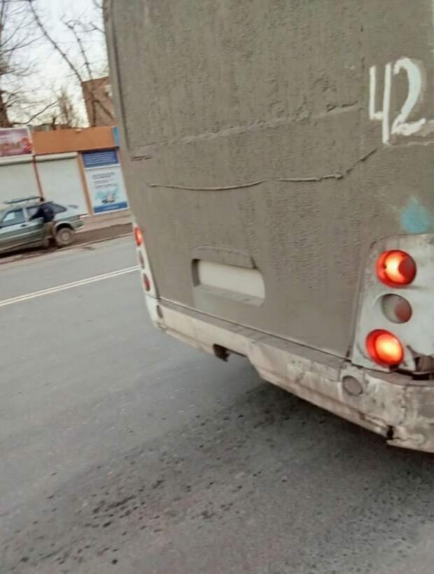 На днях этот автобус ехал с Ямы на Петровку. Ужасная грязь, что с наружи, что внутри. Салон засыпан слоем земли и когда автобус едет, пыль поднимается...