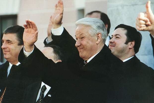 Бородин слева, в самом начале