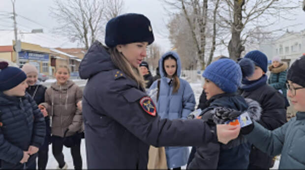 Акцию «Яркий пешеход!» с вручением  световозвращающих брелоков провели полицейские в Северной Осетии