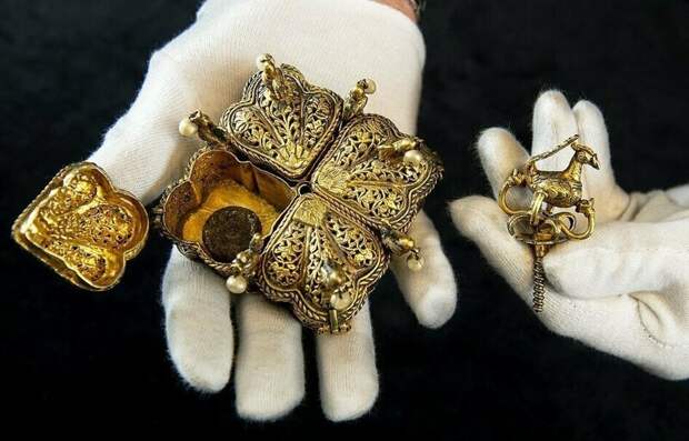 Бесценные артефакты на чердаке: британская пара нашла сокровища Индии 1799 года артефакты, в мире, клад, находка, повезло, сокровища, чердак