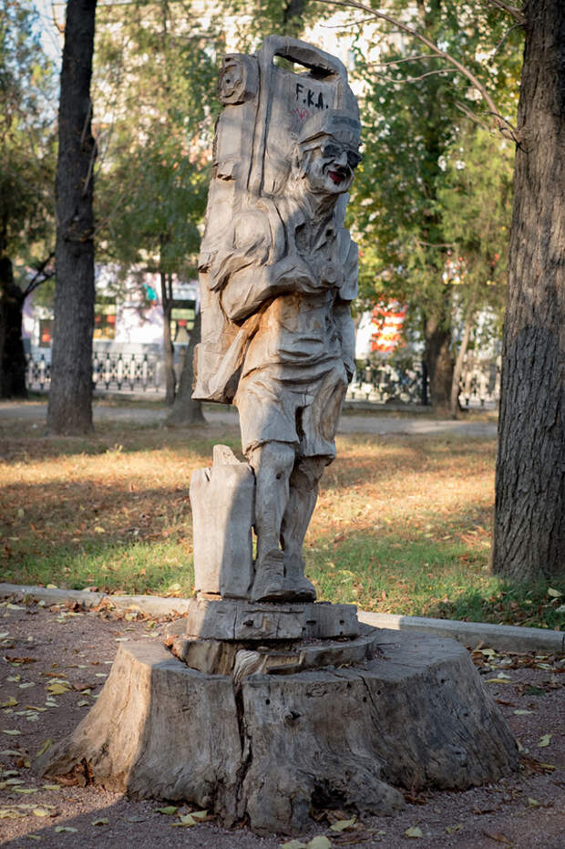 derevyanniestatui 17 Деревянные скульптуры в Симферополе