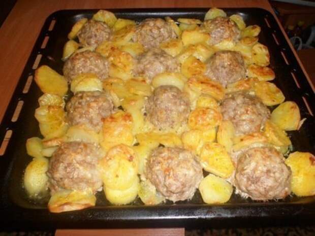 Мясные "ёжики" с картошкой под сыром Мясные "ёжики" с картошкой под сыром