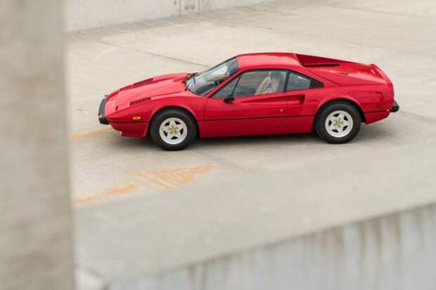 Ferrari 308 GTB Vetroresina с двигателем V8