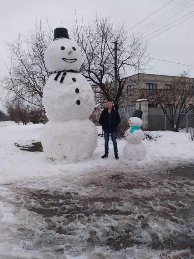Даниил Ерин из Тбилисской слепил четырехметрового снеговика:  Фантомас стал кумиром местных жителей