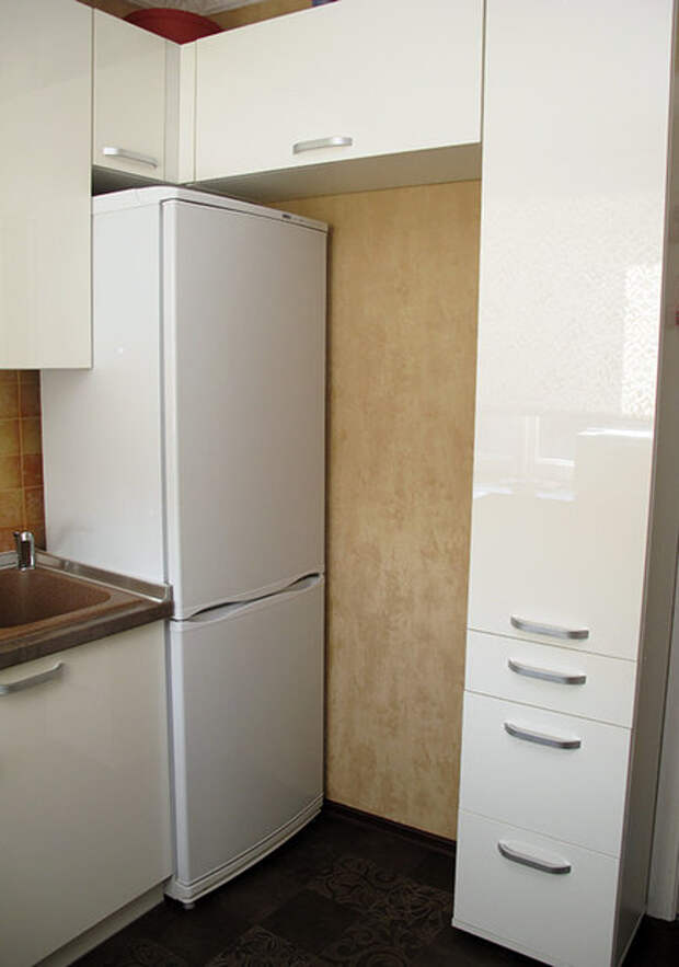 Куда поставить холодильник в маленькой кухне в хрущевке фото