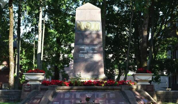 В Литве снесли памятник погибшим советским солдатам