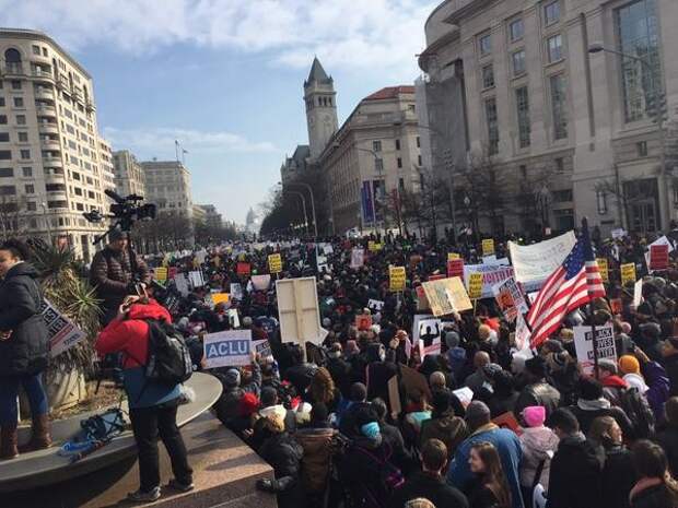 Более 10 тысяч человек вышли в Вашингтоне на митинг против произвола полиции Более 10 тысяч человек вышли в Вашингтоне на митинг против произвола полиции