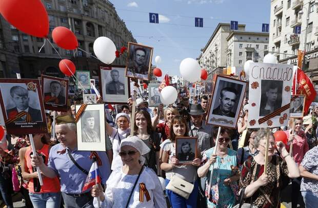 Участники акции памяти "Бессмертный полк" во время шествия в День Победы, Москва, 9 мая