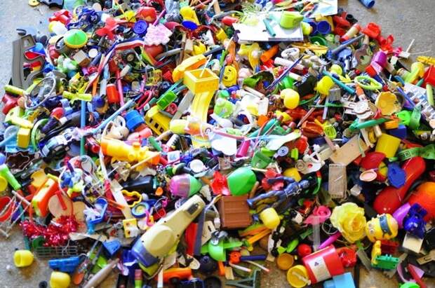 Идея, как утилизировать ненужные и сломанные детские игрушки