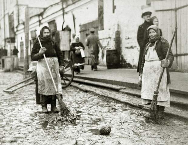Сначала уборкой занимались крепостные. |Фото: yablor.ru. Сначала уборкой занимались крепостные. |Фото: yablor.ru.