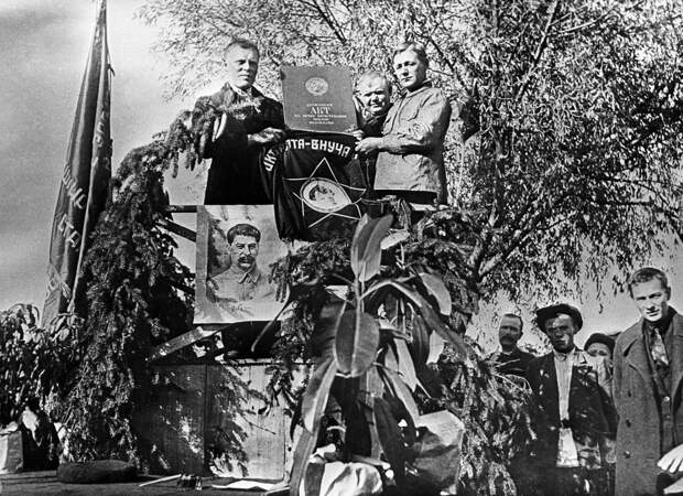 Передача Акта на вечное пользование землей колхозникам Киевской области. 1935 год. / РИА Новости Передача Акта на вечное пользование землей колхозникам Киевской области. 1935 год. / РИА Новости