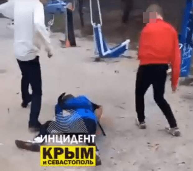 В Севастополе двое 13-летних подростков избили на камеру сверстника