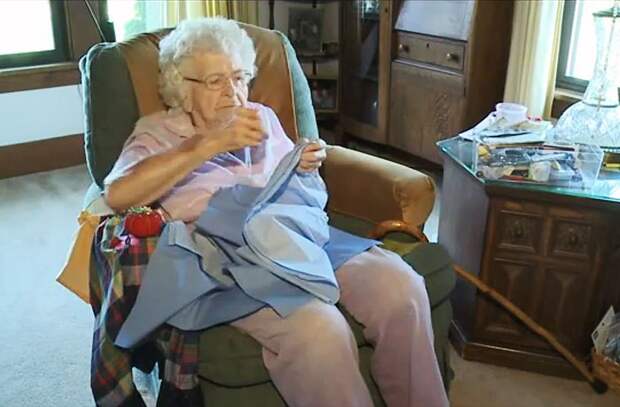 99-летняя бабуля, каждый день шьет по одному платью