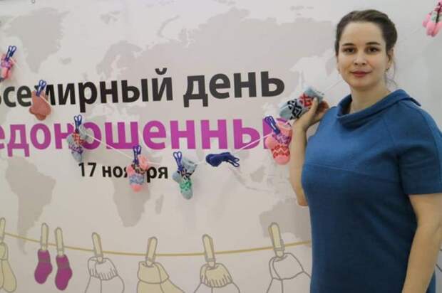 В Калининградском роддоме №4 6 ноября 2018 года скончался недоношенный 700-граммовый новорожденный. 30 июня 2019 года Следственный Комитет обвинил в этой смерти сразу двух врачей – исполняющую обязанности главного врача роддома№4 Елену Белую и анестезиолога-реаниматолога калининградского регионального перинатального центра Элину Сушкевич. Статья, которую вменяют, нетипична для «врачебных дел» – убийство заведомо беспомощного по предварительному сговору.  Если женщин признают виновными, им грозит тюремный срок от 8 лет  до пожизненного заключения. Медицинское сообщество считает обвинения абсурдными и встало на защиту обвиняемых врачей. Разобраться в произошедшем попыталась корреспондент издания «Правмир» Катерина Гордеева.
