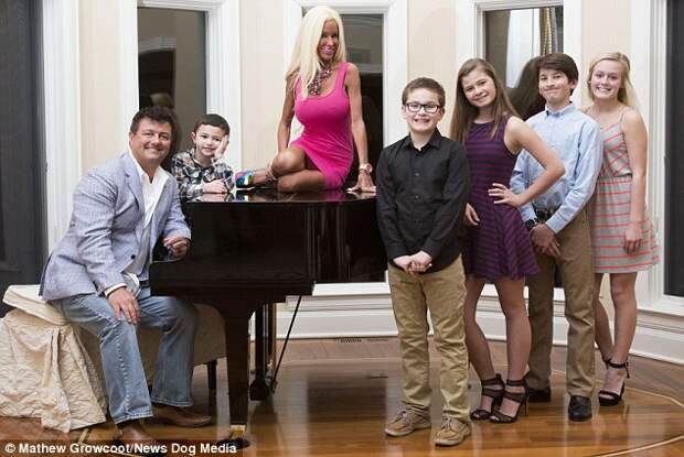 Мама пятерых детей потратила полмиллиона, чтобы стать похожей на Barbie