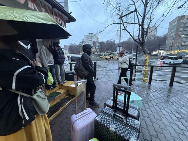 «Из кафе выгоняют»: туристы мёрзнут на остановке во Владивостоке перед поездкой в Китай