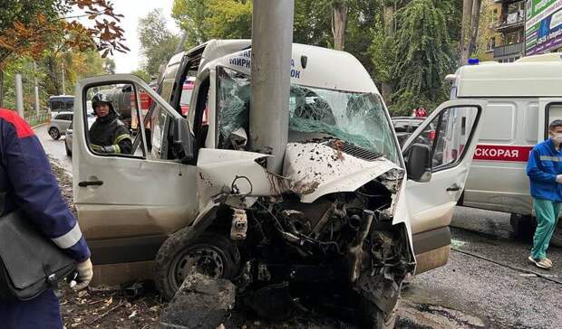 В Саратове 11 человек пострадали при ДТП с маршруткой