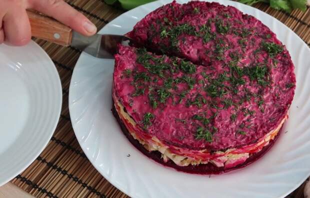 салат с черносливом слоеный