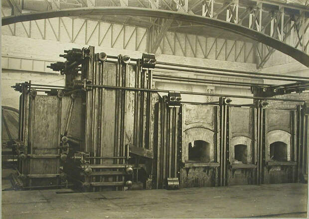 17. Общий вид электропечи, установленной в одном из цехов завода. 14 декабря 1909