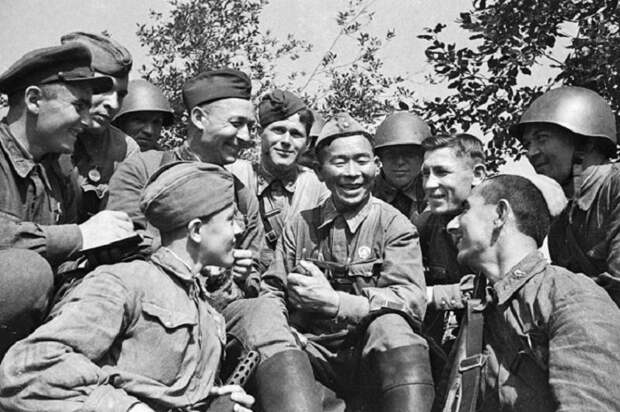 Задушевные разговоры ничего доброго не сулили для собеседников, поэтому предпочтение отдавалось байкам и веселым рассказам. | Фото: news.rambler.ru.