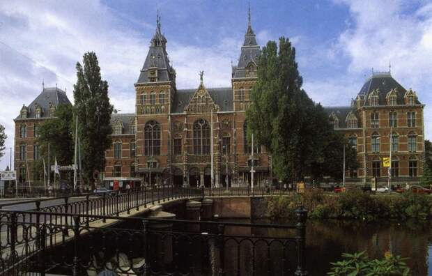 https://muzei-mira.com/templates/museum/images/mus/reyksmuzeum-v-amsterdame+.jpg