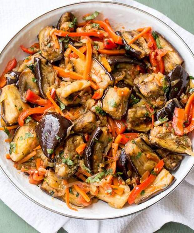 Вкусный салат из баклажанов и овощей
