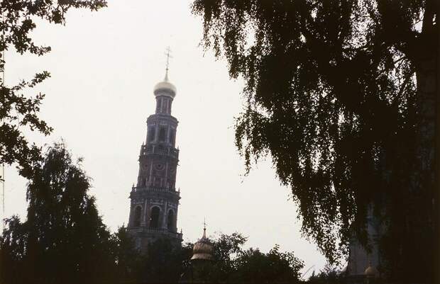 Пятиярусная колокольня украшена колоннами и белокаменными наличниками.