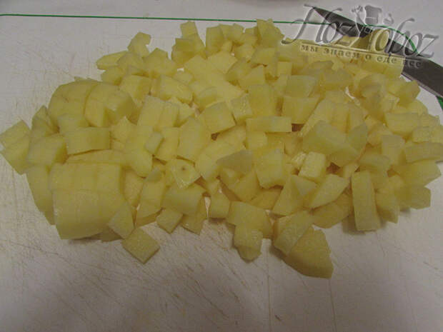 Картофель следует очистить от кожуры и измельчить кубиками