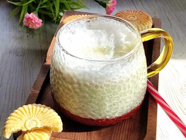 Матча-латте с клубникой