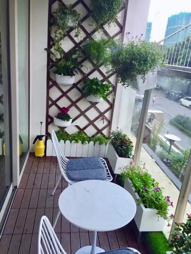 Оптимальный вариант для небольшого балкона: размещение растений на перилах в специальных подвесных горшках