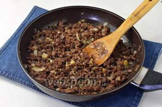 Приправить по вкусу солью и перцем. Когда остынет — добавить чуть взбитый белок 1 яйца.