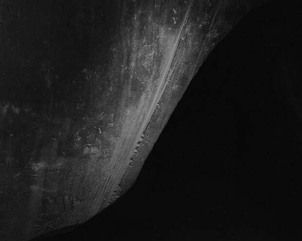 Следы дисковой пилы на саркофаге в пирамиде Тети. Изображение взято из книги А. Ю. Склярова "Пирамиды: загадки строительства и назначения", издательство ВЕЧЕ, 2013