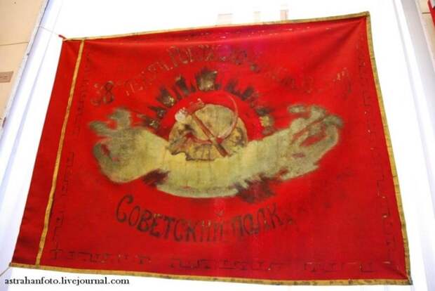 Знамя Рогожско-Симоновского полка из московских рабочих-красногвардейцев, спешно переброшенных в Царицын в 1918 г