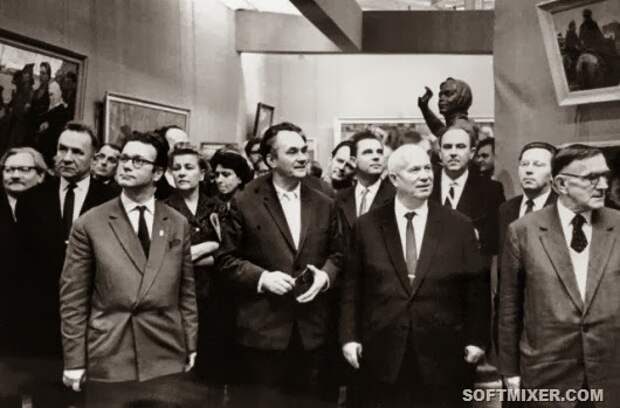 Делегация-во-главе-с-Н.-С.-Хрущевым-осматривает-выставку-в-Манеже-1-декабря-1962-года-фото-с-сайта-газеты-Трибуна