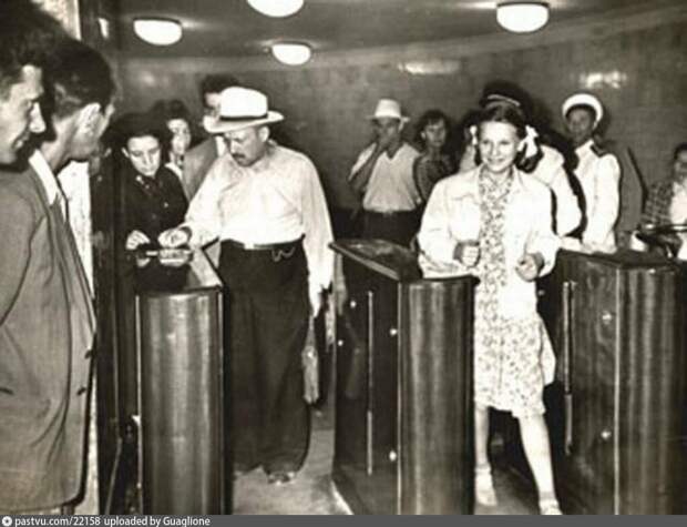 Первые турникеты свободного прохода на станции "Красные ворота", 1959. С сайта www.pastvu.com.
