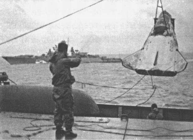 Подъём КК "Космос-1374" (БОР-4) на палубу корабля "Ямал". На заднем плане сторожевой корабль (СКР, пр.1135) ВМФ СССР. Фото из архива НПО "Молния"