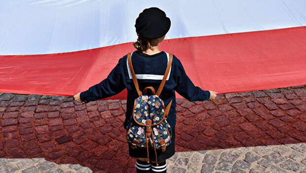 Девушка с флагом Польши. Архивное фото