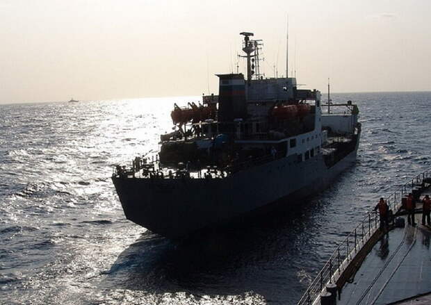 Отряд кораблей Тихоокеанского флота произвёл дозаправку воды и топлива от танкера в дальней морской зоне