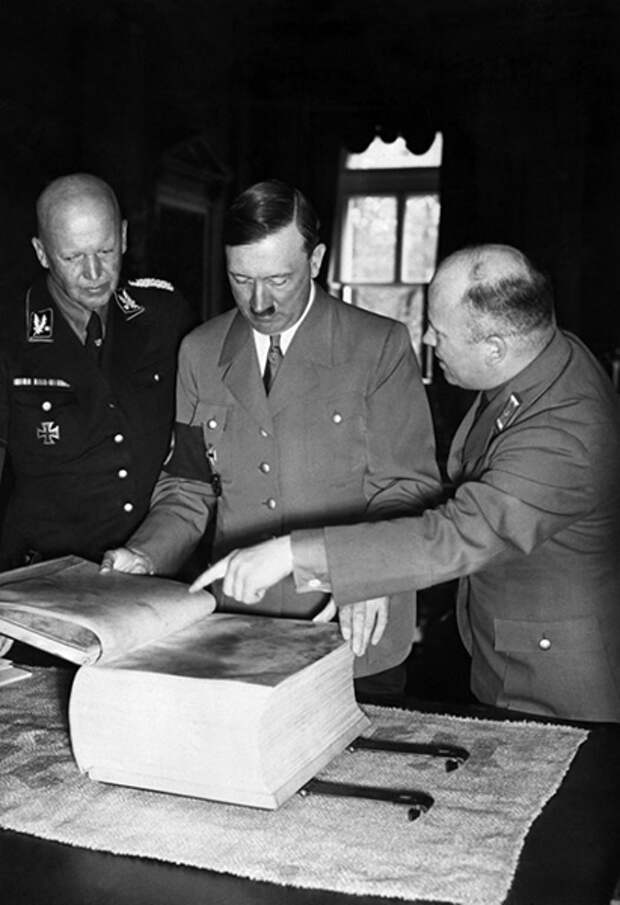 Адольф Гитлер рассматривает Mein Kampf